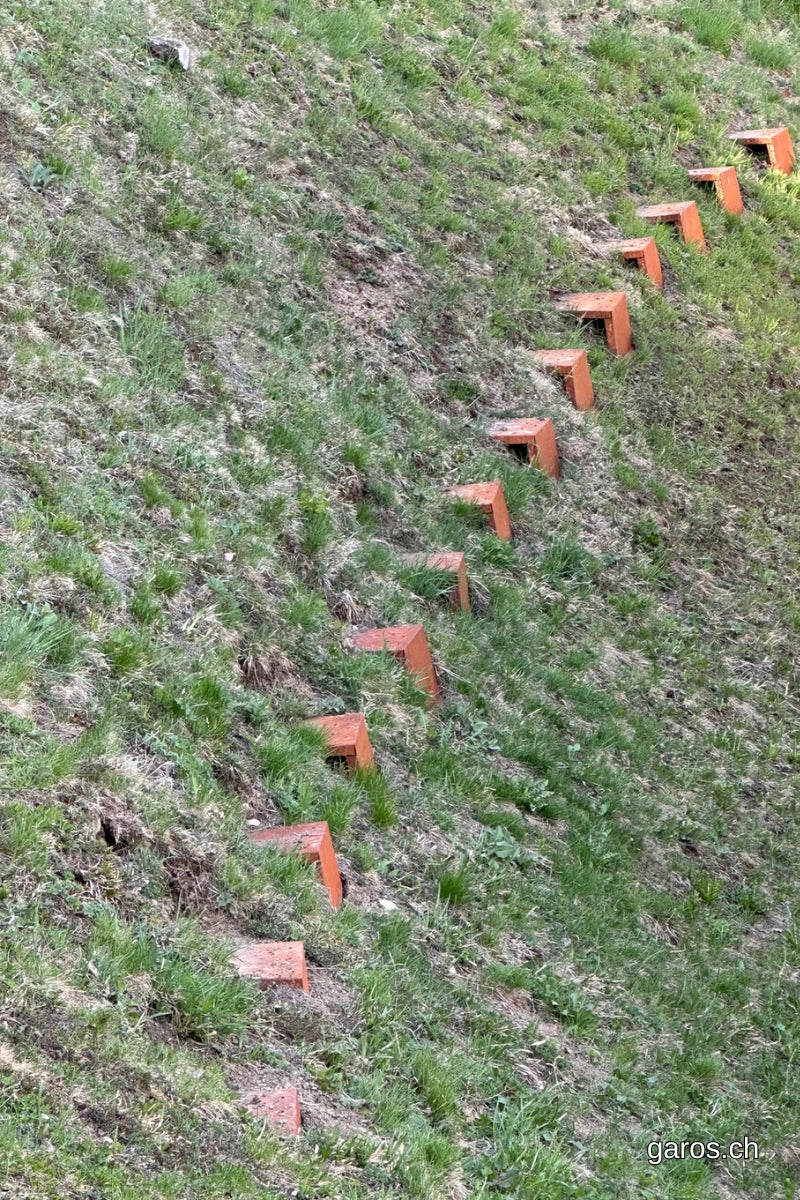 Garos Böschungstritte montiert an einer Böschung