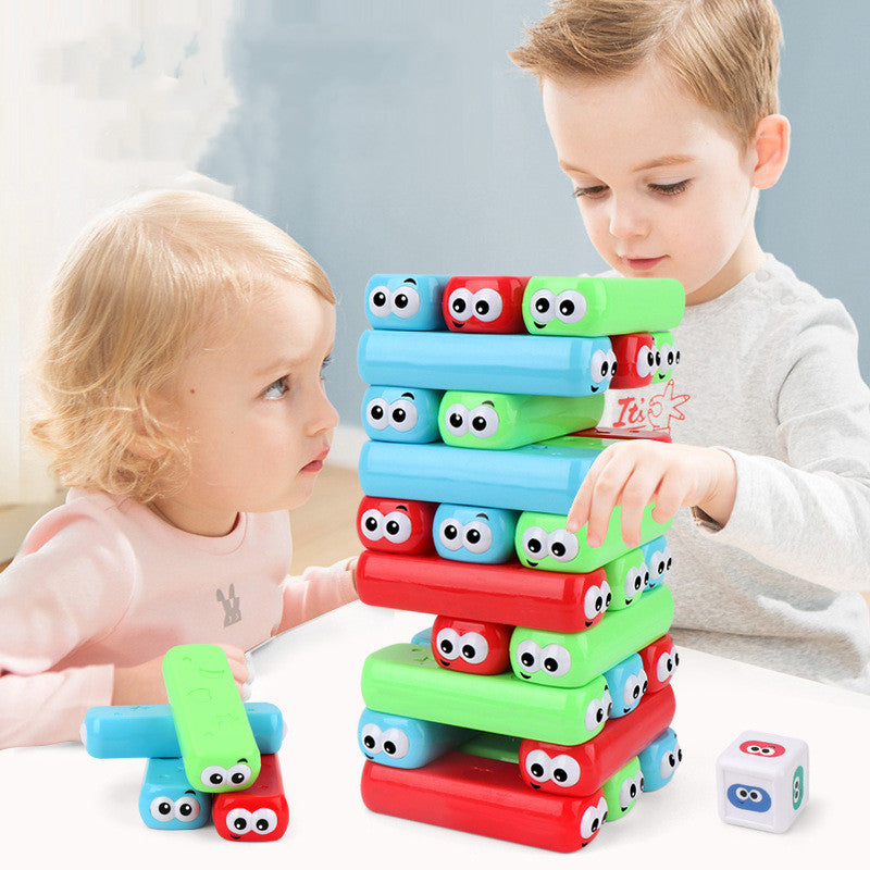 Kinder spielen gemeinsam mit einem bunten Stapelturm Spiel