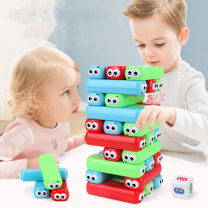 Kinder spielen gemeinsam mit einem bunten Stapelturm Spiel