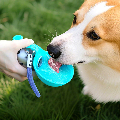 Corgi trinkt Wasser aus aufgeklappter Silikon-Hundetrinkflasche im Freien