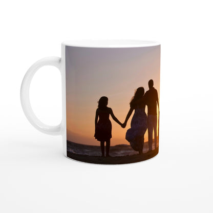 Personalisierbare Keramiktasse (325ml) mit eigenem Design – spülmaschinenfest & mikrowellengeeignet.