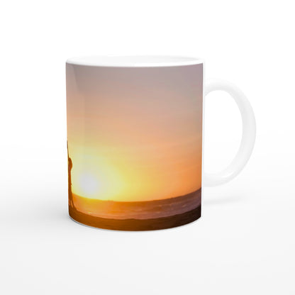 Personalisierbare Keramiktasse (325ml) mit eigenem Design – spülmaschinenfest & mikrowellengeeignet.
