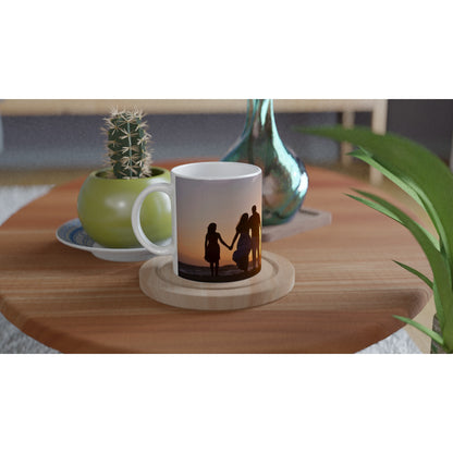 Personalisierbare Keramiktasse (325ml) mit eigenem Design – spülmaschinenfest & mikrowellengeeignet.