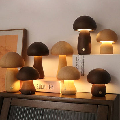 Pilzlampen aus Holz in verschiedenen Formen und Farben – Kollektion aus Buche und Nussbaum
