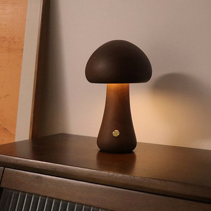 Pilzlampe Modell A aus Nussbaum – schlanke LED Holzlampe mit warmem Licht, 16.5 cm