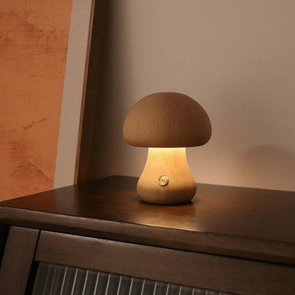 Pilzlampe Modell C aus Buche – kompakte LED Holzlampe mit kugeliger Basis, 10.5 cm