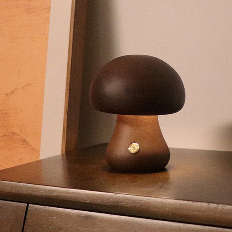 Pilzlampe Modell C aus Nussbaum – kompakte LED Tischlampe mit warmem Licht, 10.5 cm
