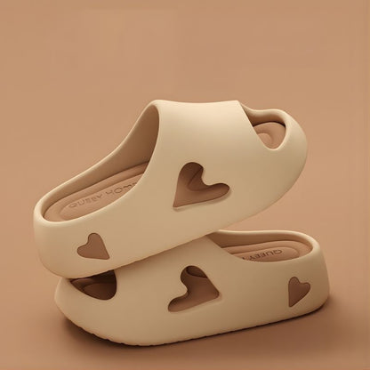 Sommer-Hausschuhe Damen in Beige mit dezentem Herzen-Design