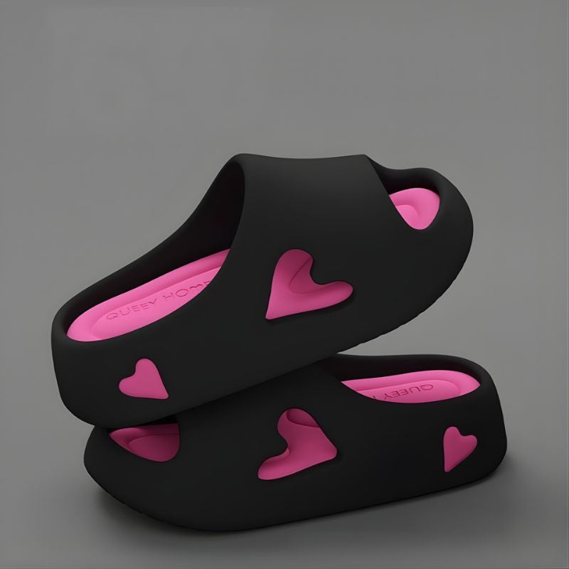 Sommer-Hausschuhe Damen Schwarz mit pinken Herzen und dicker Sohle